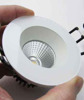 Spritzwassergeschützte LED Deckeneinbauleuchte zum Direktanschlus an 230V mit Glasscheibe